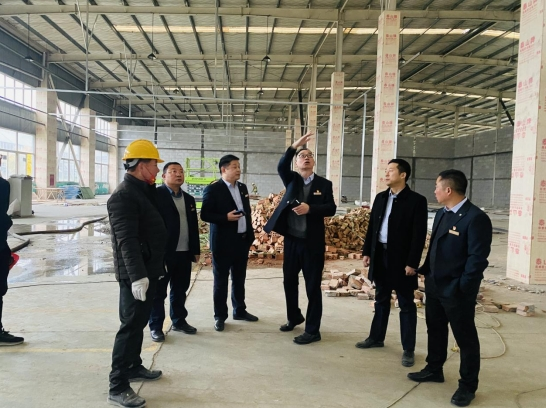 黃小秋一行現(xiàn)場調(diào)研職工室內(nèi)運(yùn)動中心改建項.png